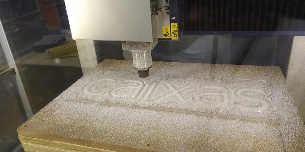 Cortadora CNC da Roland executando serviço